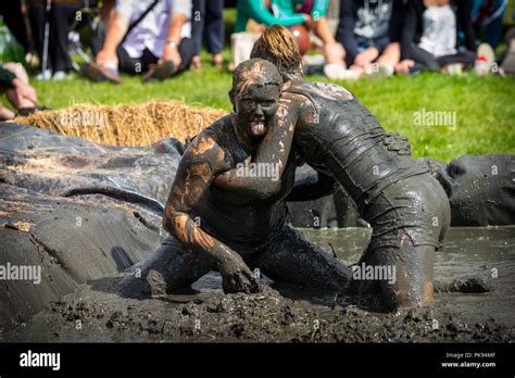 泥レス|Female Mud Wrestling in Hollywood